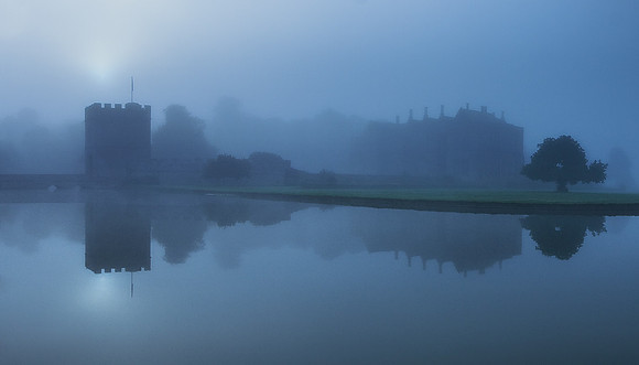 Broughton Castle misty morning